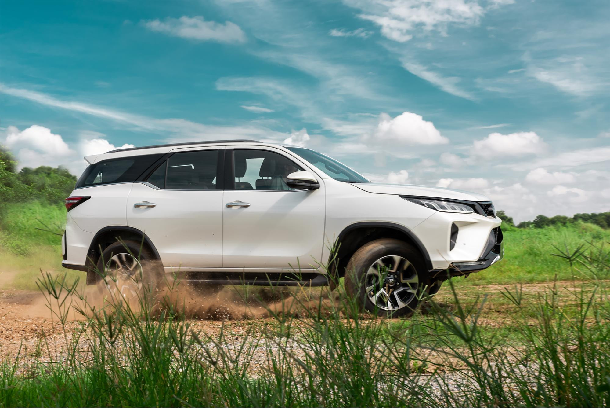 Dáng vẻ thể thao và vững chãi của thân xe Toyota Fortuner 2024, nổi bật đường gân dập nổi.