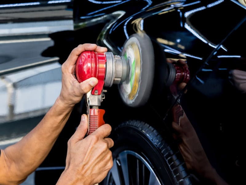 Đánh bóng xe ô tô giúp xử lý vết trầy xước hiệu quả, trả lại vẻ sáng bóng