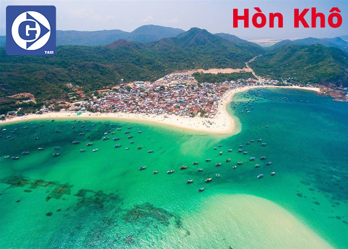 Đảo Hòn Khô nhìn từ xa với bãi đá và cây xanh