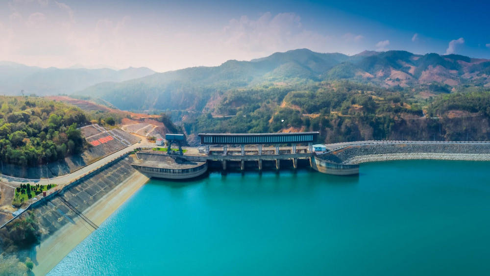 Đập sừng sừng giữa dòng Sê San, nổi bật với kết cấu bê tông vững chắc và đường nét thẳng tắp