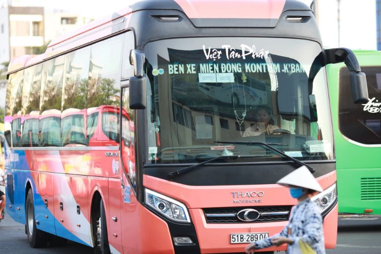 Đặt vé xe Việt Tân Phát qua hotline để được tư vấn