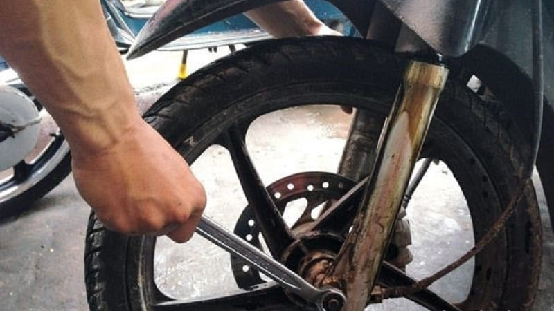 Dầu giảm chấn bị rò rỉ từ phuộc xe máy, dấu hiệu cần kiểm tra.