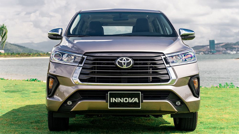 Đầu xe Innova 2021 nổi bật với cụm đèn LED sắc sảo