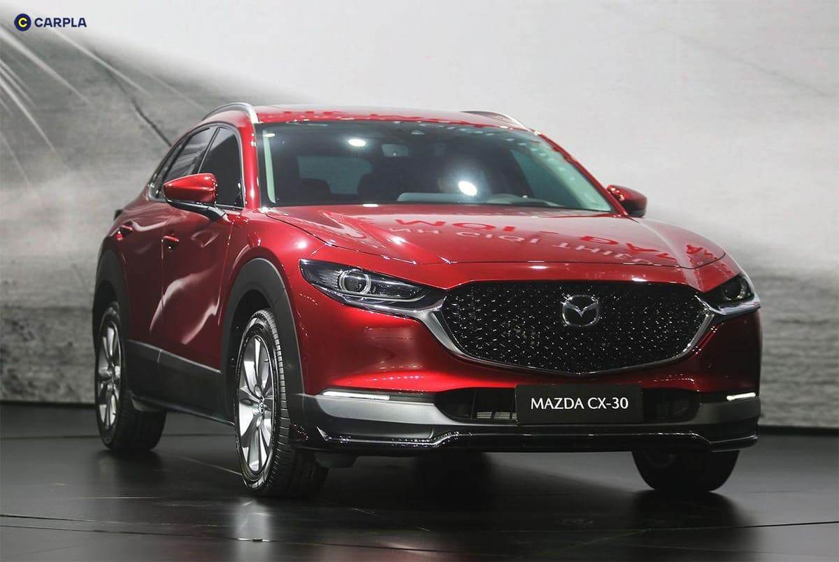 Đầu xe Mazda CX-30 2022 với lưới tản nhiệt cỡ lớn và đèn LED sắc sảo
