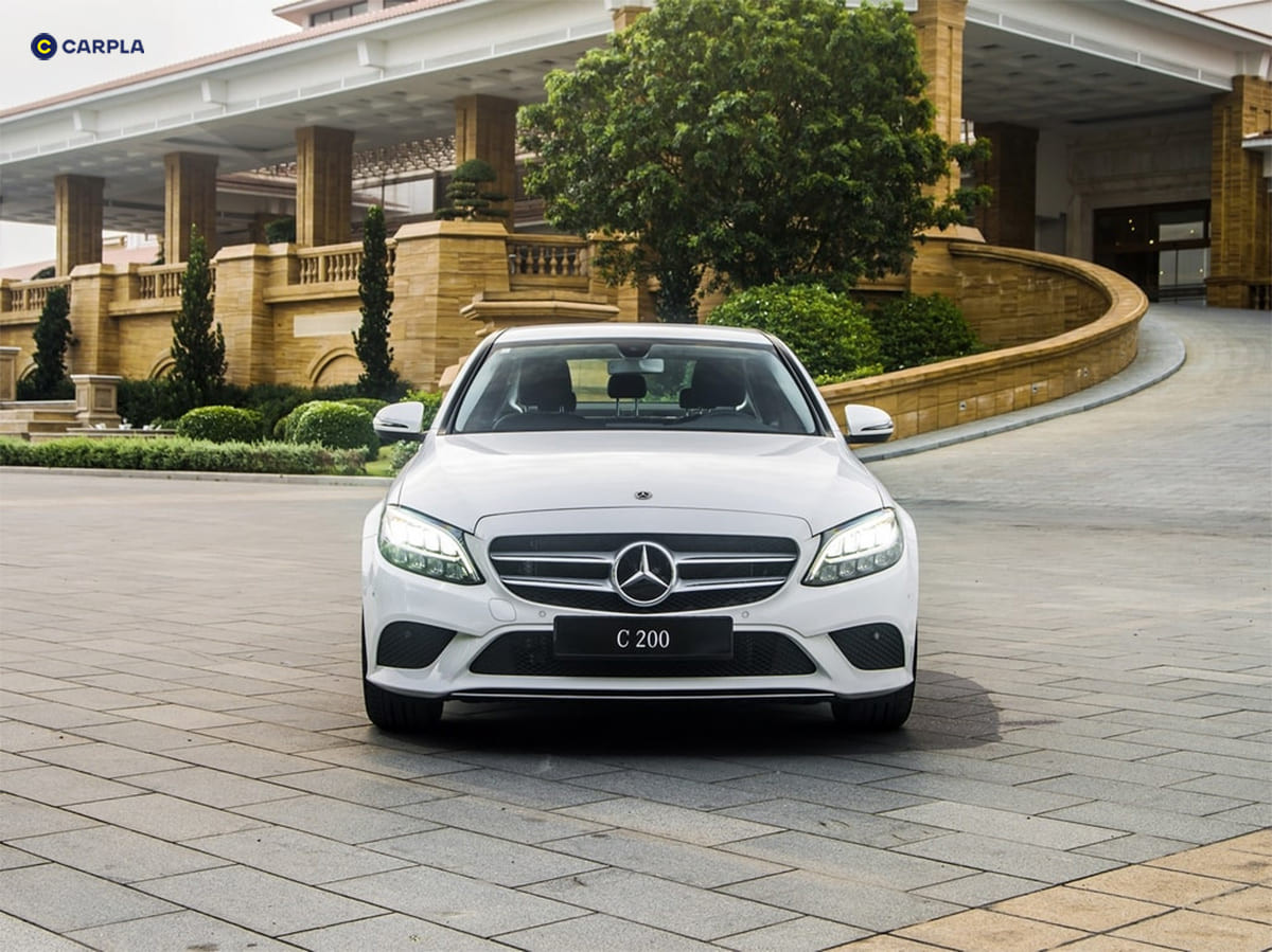 Đầu xe Mercedes C200 với lưới tản nhiệt đặc trưng và cụm đèn LED sắc sảo