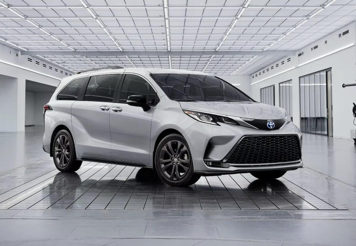 Đầu xe Toyota Sienna với lưới tản nhiệt lớn và cụm đèn LED sắc sảo