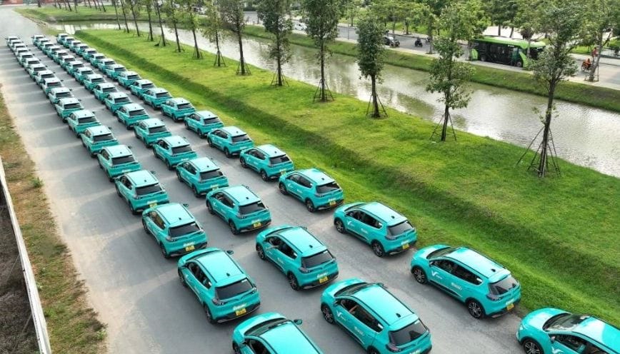 Dãy xe điện xếp ngay ngắn đang chờ đón khách