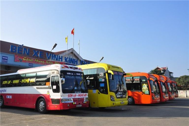 Dãy xe khách hiện đại tại bến xe Vinh sẵn sàng phục vụ tuyến Bắc