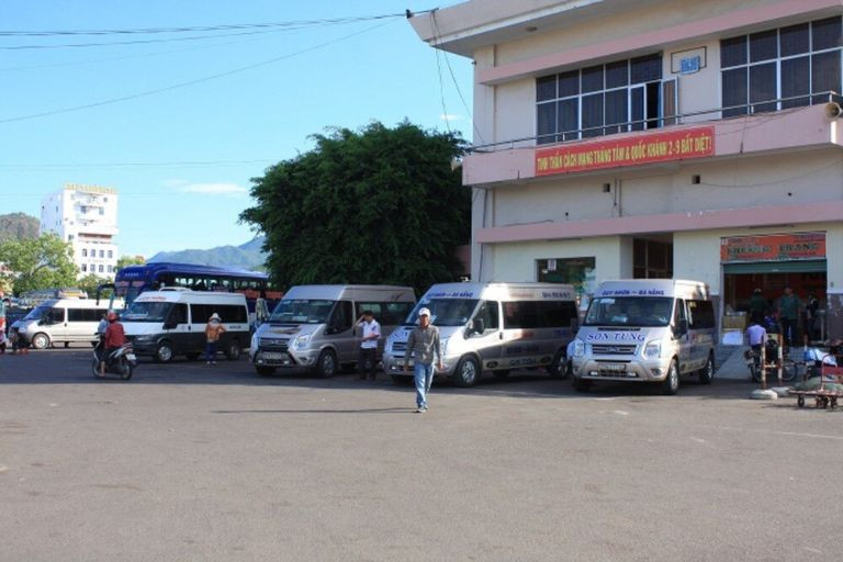 Dãy xe khách sẵn sàng khởi hành từ bến xe Quy Nhơn đến các tỉnh miền Trung
