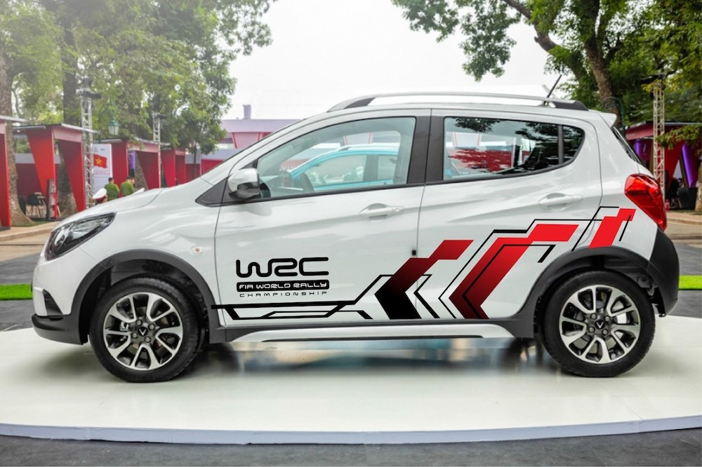 Decal dán trang trí nội thất ô tô với nhiều mẫu mã