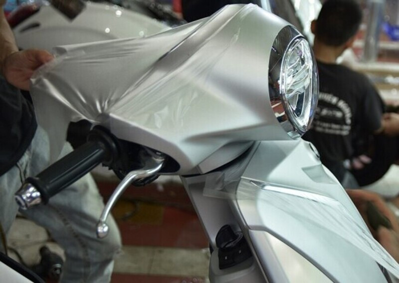 Decal nilon nhám chống xước giúp bảo vệ lớp sơn xe điện hiệu quả.
