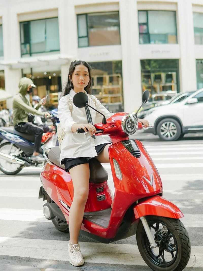 Decal nilon trong suốt bảo vệ xe điện mà không làm thay đổi màu sắc gốc.