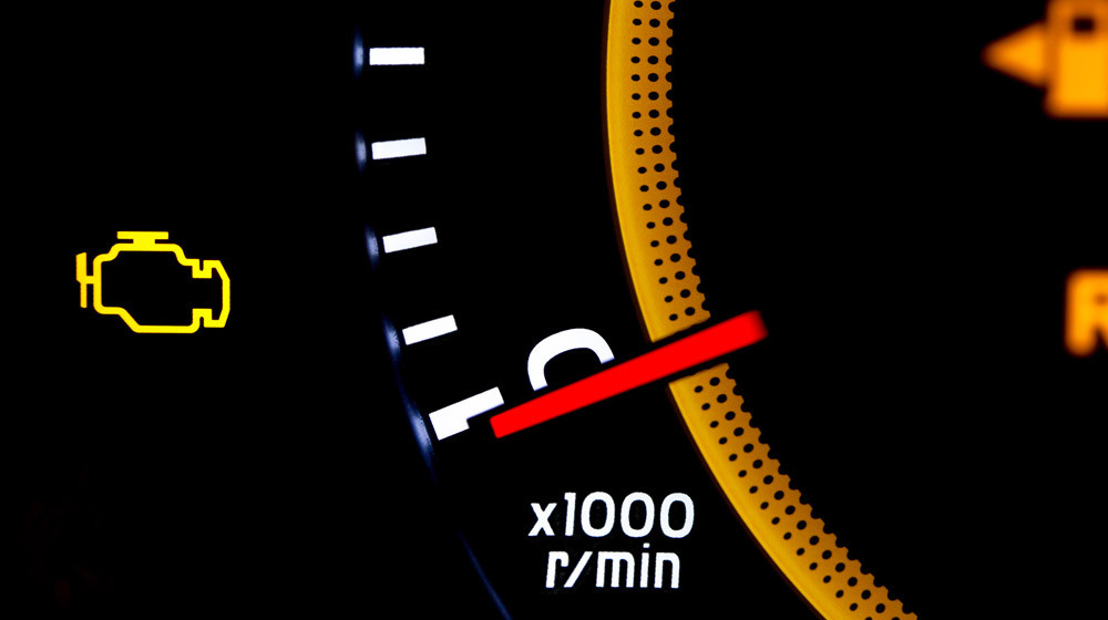 Đèn Check Engine sáng báo hiệu cảm biến lưu lượng khí nạp gặp trục trặc