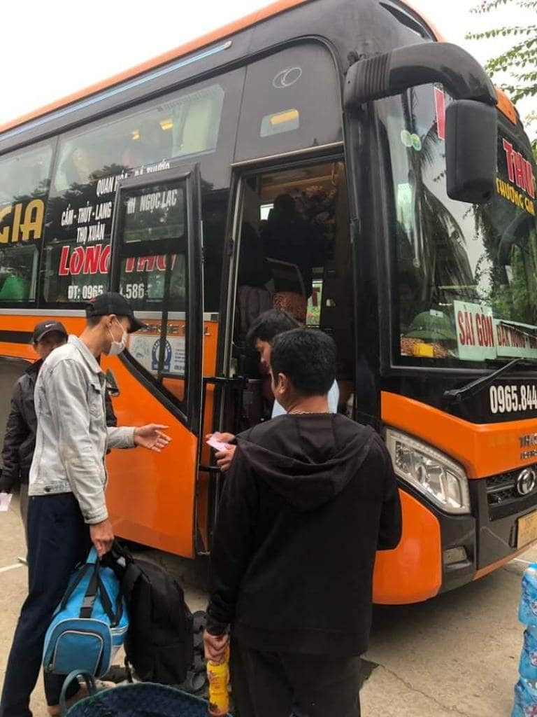 Đến điểm đón sớm để không bị lỡ chuyến xe Thư Kỳ