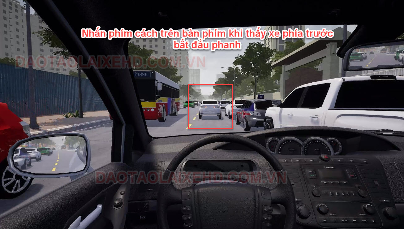 Đèn phanh xe ô tô con phía trước sáng đột ngột trên đường trong tình huống mô phỏng