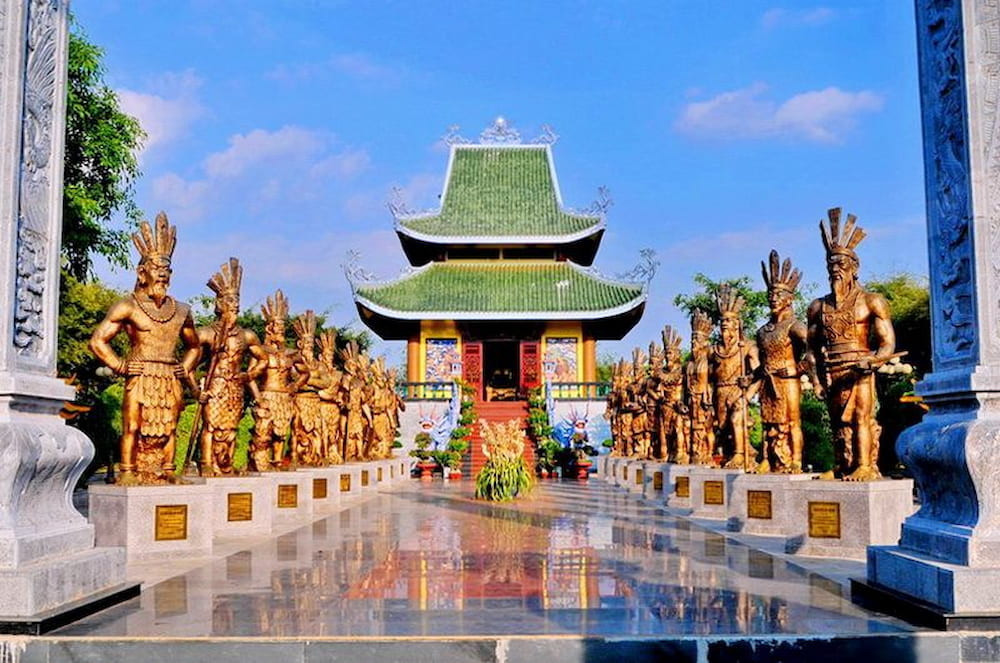 Đền thờ Quốc Tổ Hùng Vương trang nghiêm tại Công viên Đồng Xanh Pleiku