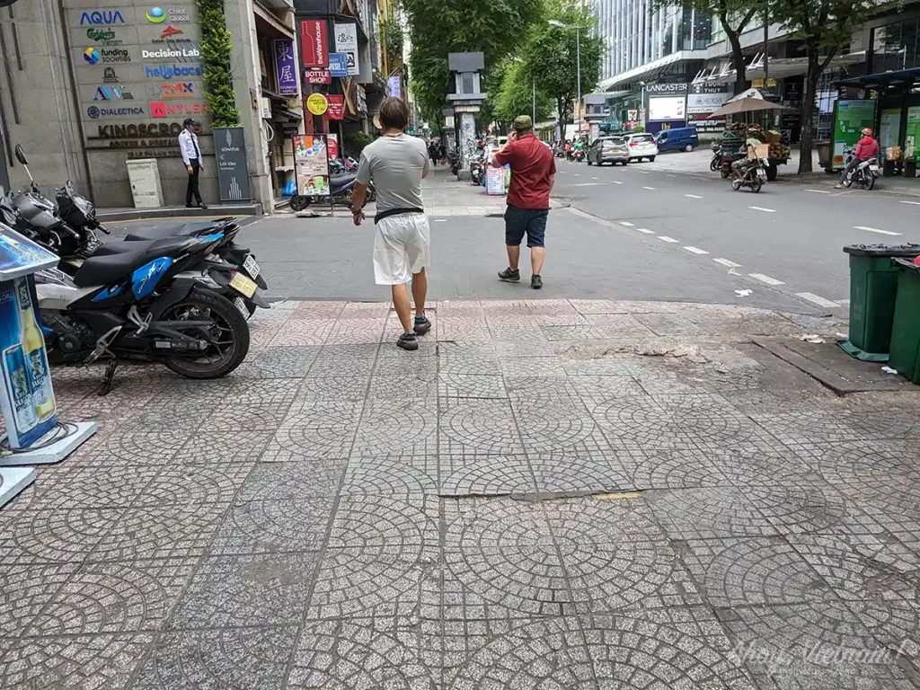 Đi bộ trên đường Lê Thánh Tôn ở Quận 1, TP.HCM