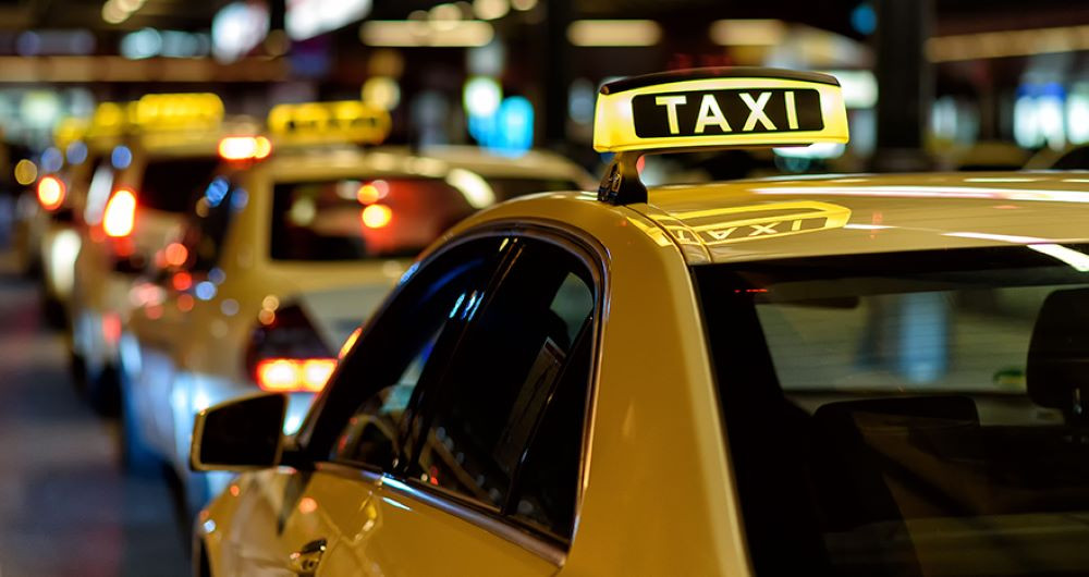 Di chuyển bằng taxi giúp hành trình khám phá Ninh Thuận thêm trọn vẹn
