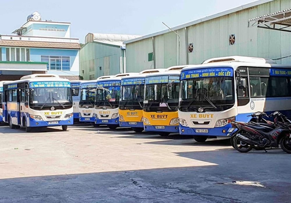 Di chuyển bằng xe buýt là cách tiết kiệm và an toàn