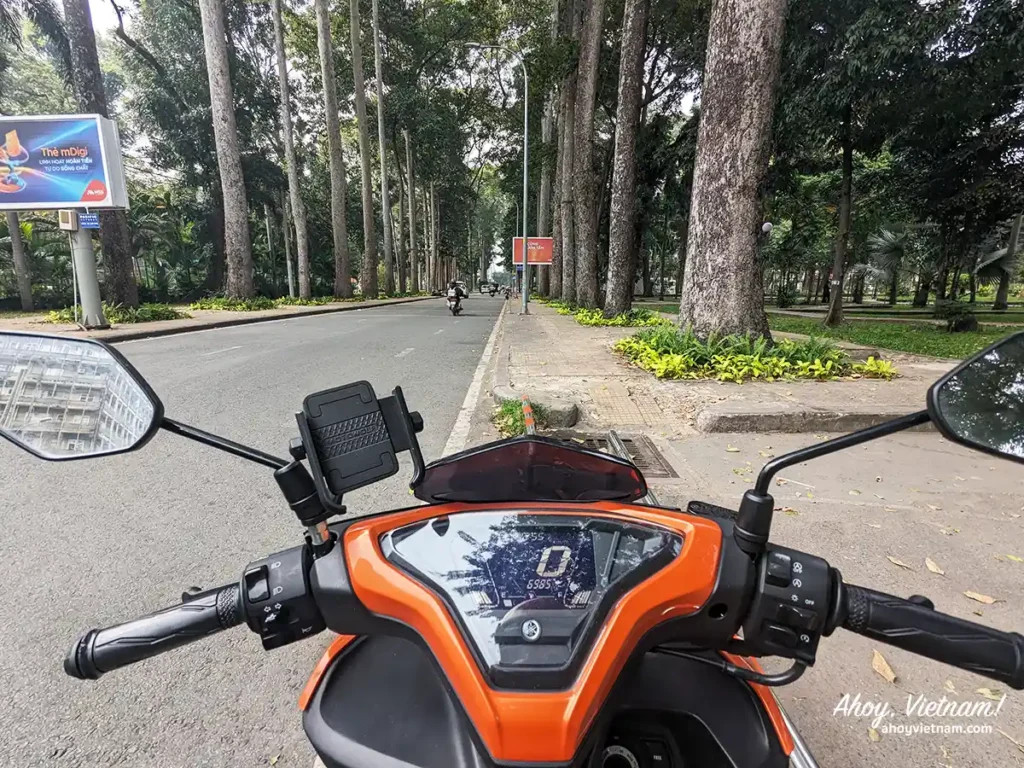 Đi xe máy qua Công viên Tao Đàn, Quận 1, TP.HCM