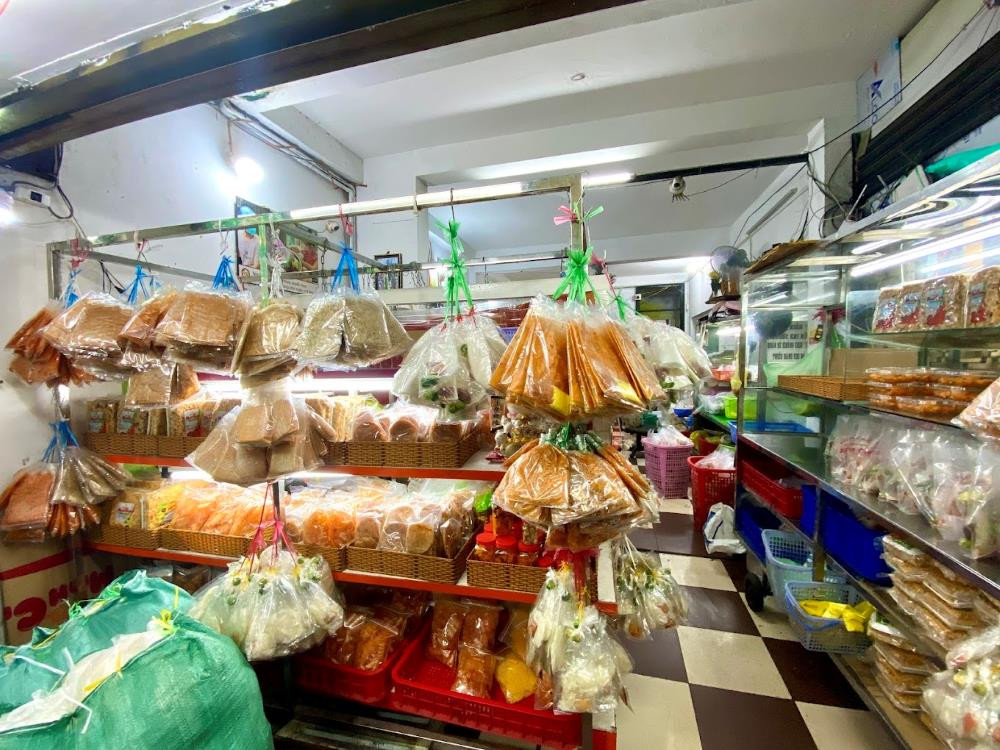 Đĩa bánh tráng trộn đầy đặn, hấp dẫn tại quán ăn vặt Gò Vấp Cô Năm, nổi tiếng với nhiều lựa chọn