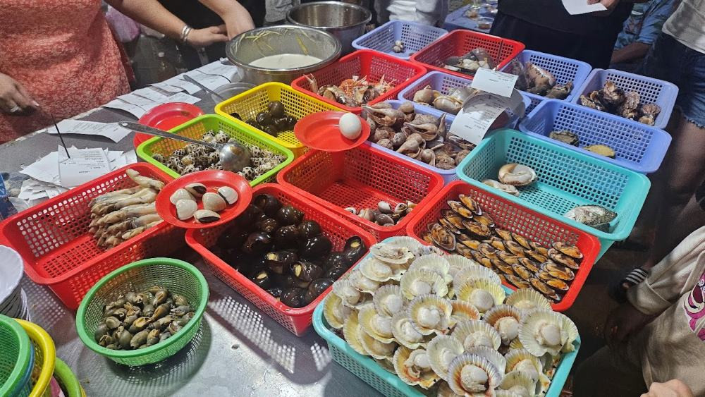 Đĩa hải sản tươi ngon đa dạng tại Ốc Cây Me Gò Vấp, một quán ăn vặt bình dân được yêu thích