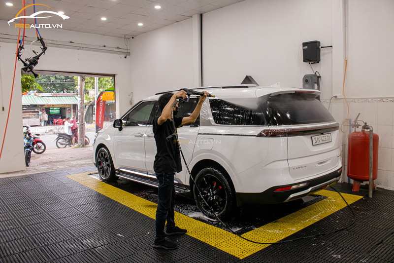 Dịch vụ rửa xe ô tô chuyên nghiệp giữ lớp sơn bóng đẹp