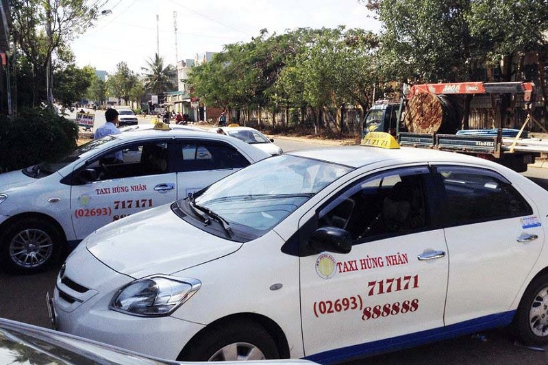 Dịch vụ taxi Hùng Nhân trên đường phố Pleiku, gợi nhắc về sự đa dạng các lựa chọn ngoài việc gọi số điện thoại Taxi Sun Gia Lai.