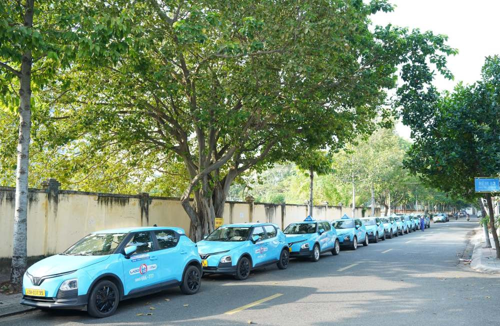 Dịch vụ taxi Lado đang đón khách tại Xuyên Mộc