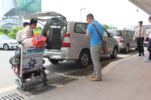Dịch vụ xe riêng đưa đón khách tại sân bay, minh họa sự tiện nghi của xe dịch vụ từ sân bay Liên Khương về Đơn Dương