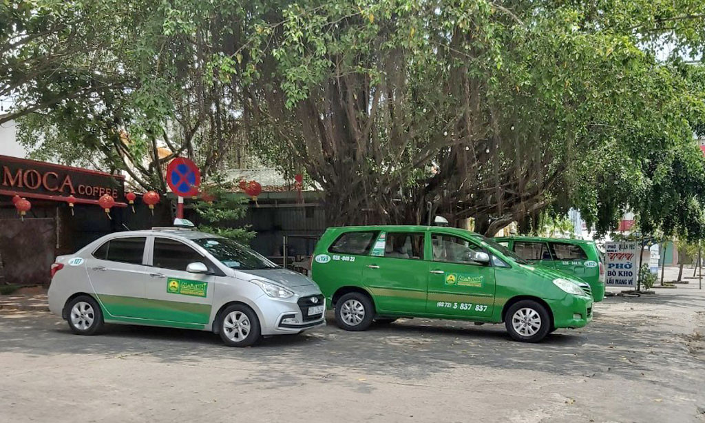 Điện thoại viên tổng đài hỗ trợ thông tin về taxi tại Thạnh Phú, Bến Tre