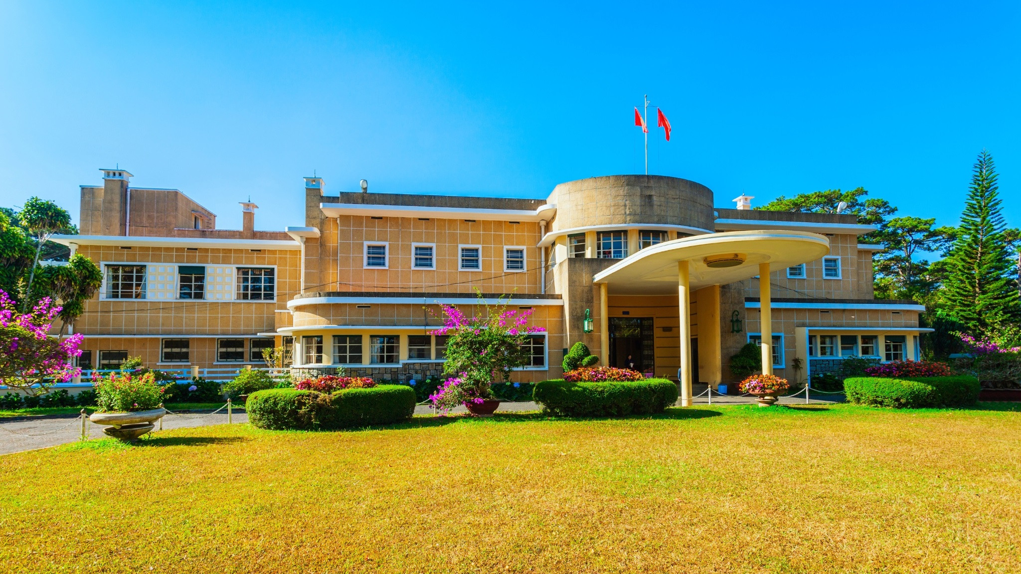 Dinh Bảo Đại cổ kính, một điểm đến lịch sử hấp dẫn trong gói taxi tour du lịch Lâm Đồng.