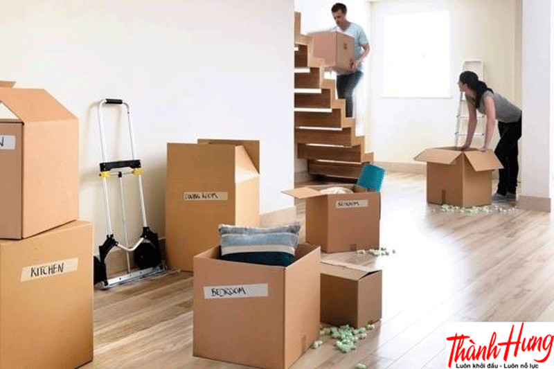 Đồ đạc và xe tải chuyển hàng thể hiện nhu cầu vận chuyển, liên quan đến dịch vụ taxi Thanh Vị Sơn Tây
