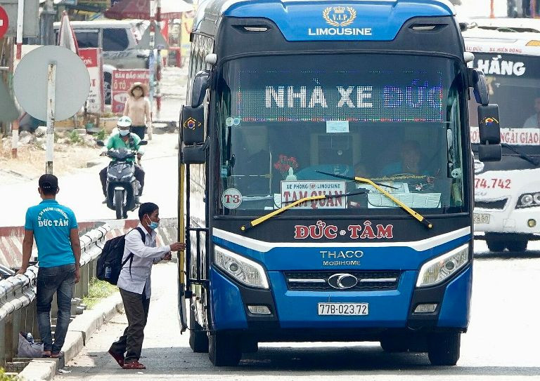 Đoàn xe khách Hà Nội Viêng Chăn Lào hiện đại, sẵn sàng khởi hành.