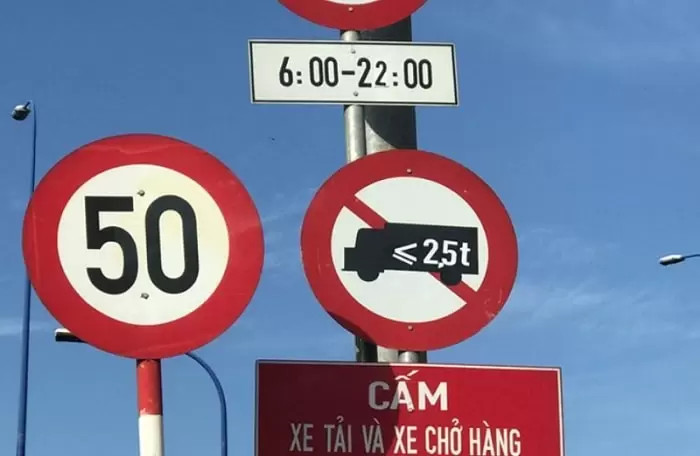 Đoàn xe tải đang lưu thông, minh họa cho lý do hạn chế xe tải
