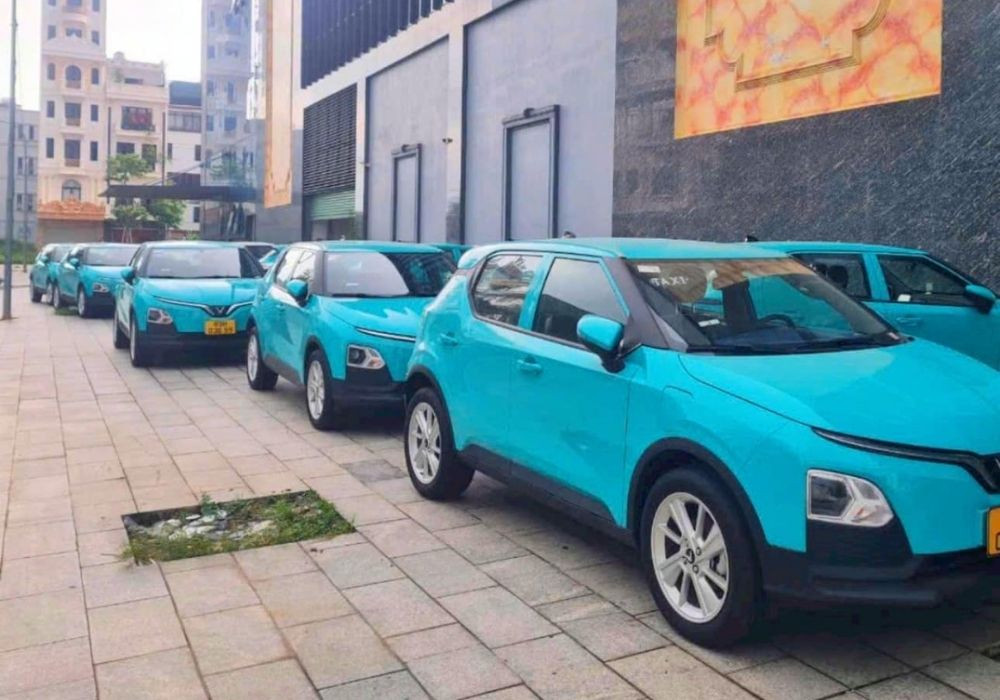 Đội hình taxi điện Hương Giang màu xanh rạng rỡ, đại diện cho dịch vụ taxi tiên tiến tại Hiệp Hòa Bắc Giang