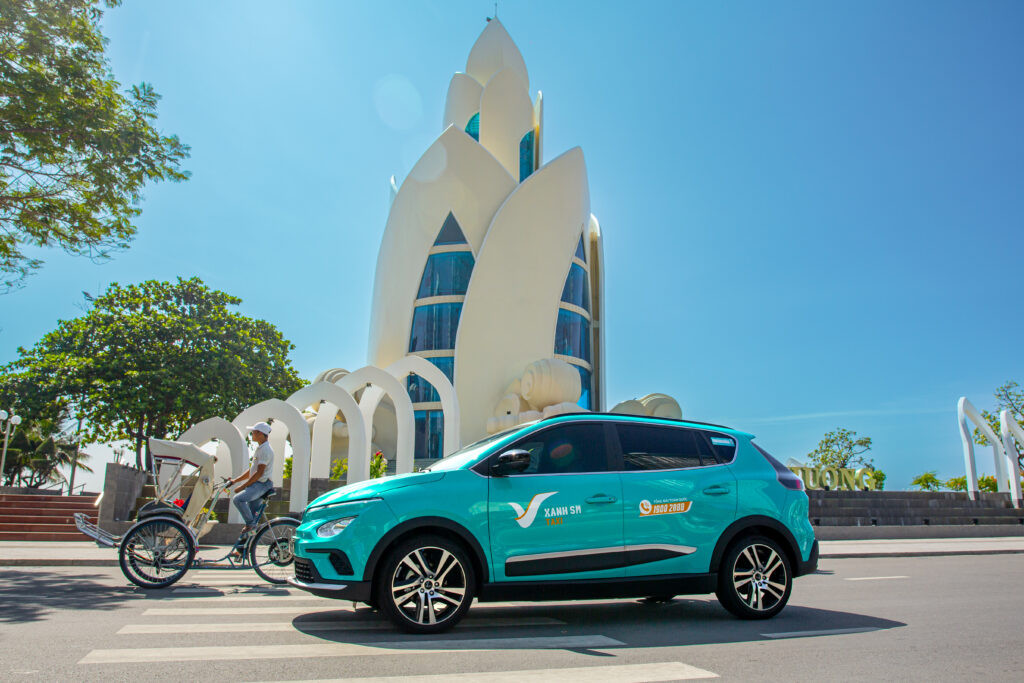 Đội hình xe taxi điện VinFast VF e34 màu xanh teal tại Nha Trang