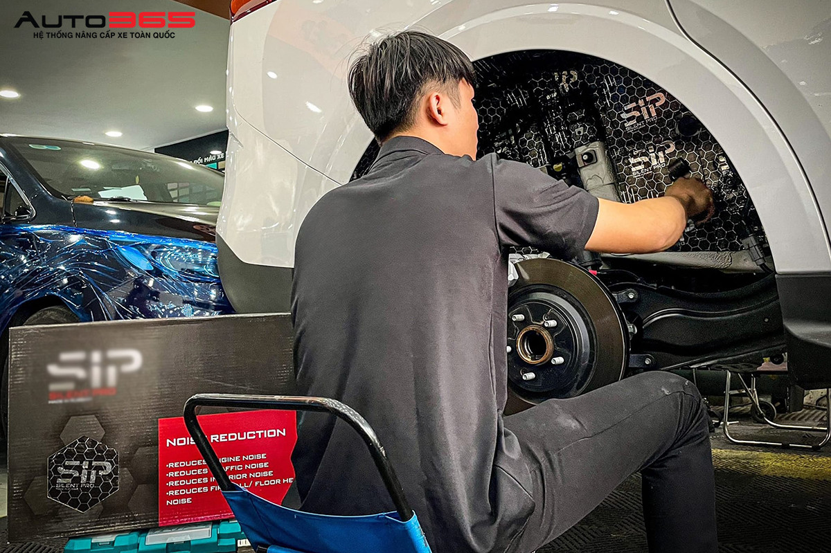 Đội ngũ kỹ thuật viên chuyên nghiệp đang nâng cấp xe tại Thanh Hóa