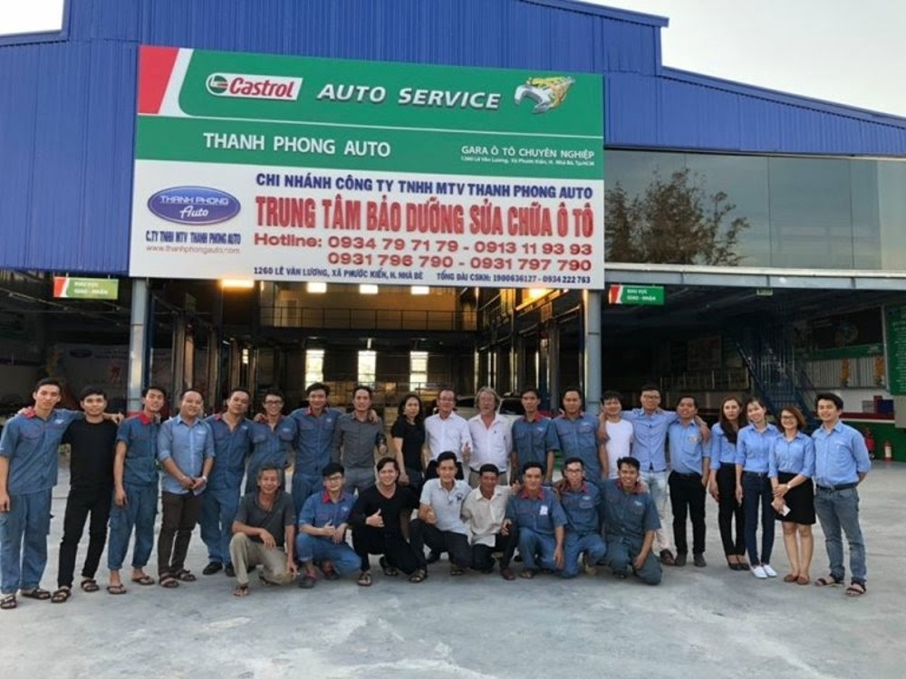 Đội ngũ kỹ thuật viên chuyên nghiệp tại một gara sửa chữa ô tô