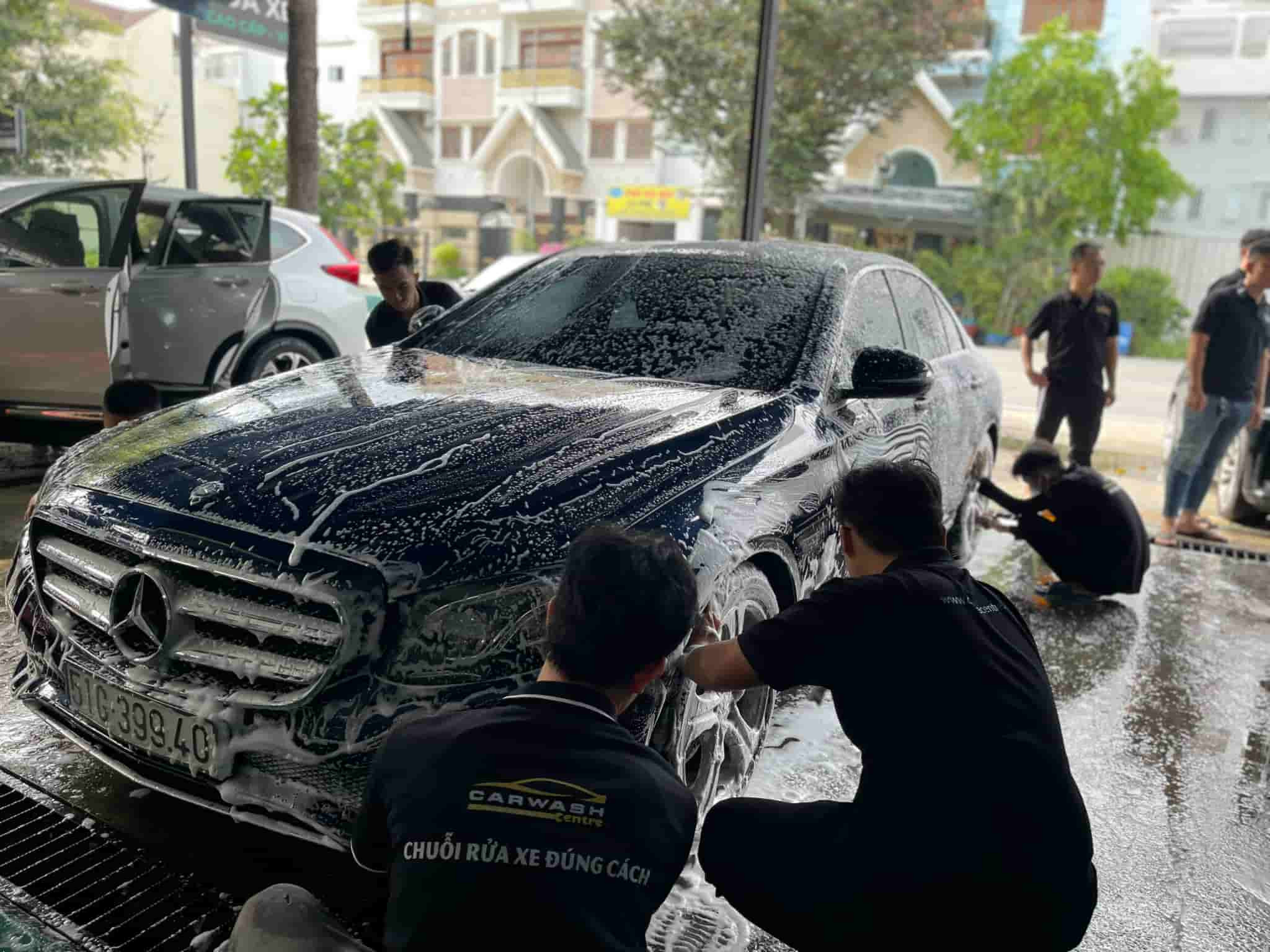 Đội ngũ kỹ thuật viên giàu kinh nghiệm trong lĩnh vực rửa xe ô tô chuyên nghiệp.