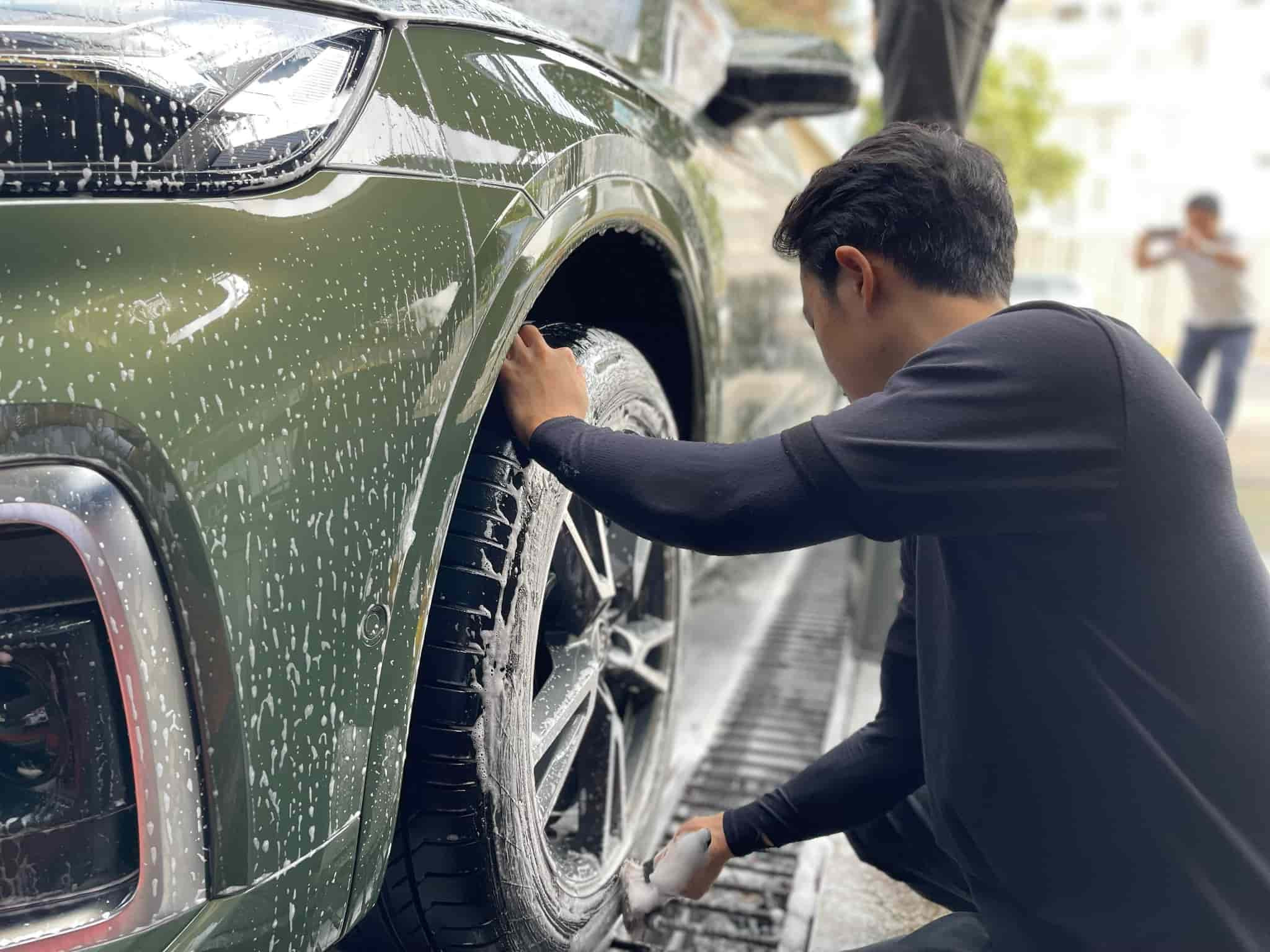Đội ngũ nhân sự được đào tạo bài bản cho dịch vụ rửa xe ô tô chuyên nghiệp.