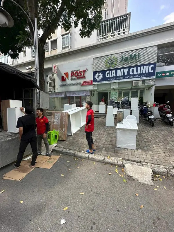Đội ngũ nhân viên chuyên nghiệp khuân vác đồ đạc nặng lên taxi tải
