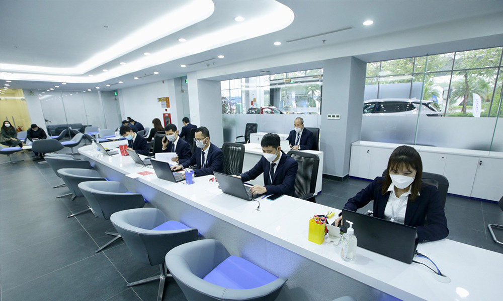 Đội ngũ nhân viên chuyên nghiệp tại showroom VinFast Nguyễn Văn Linh 