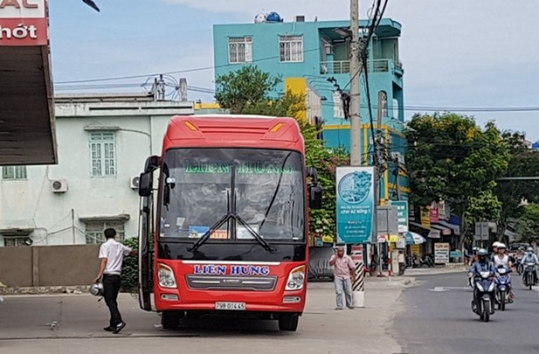 Đội ngũ nhân viên chuyên nghiệp và tận tâm phục vụ của Nhà xe Liên Hưng
