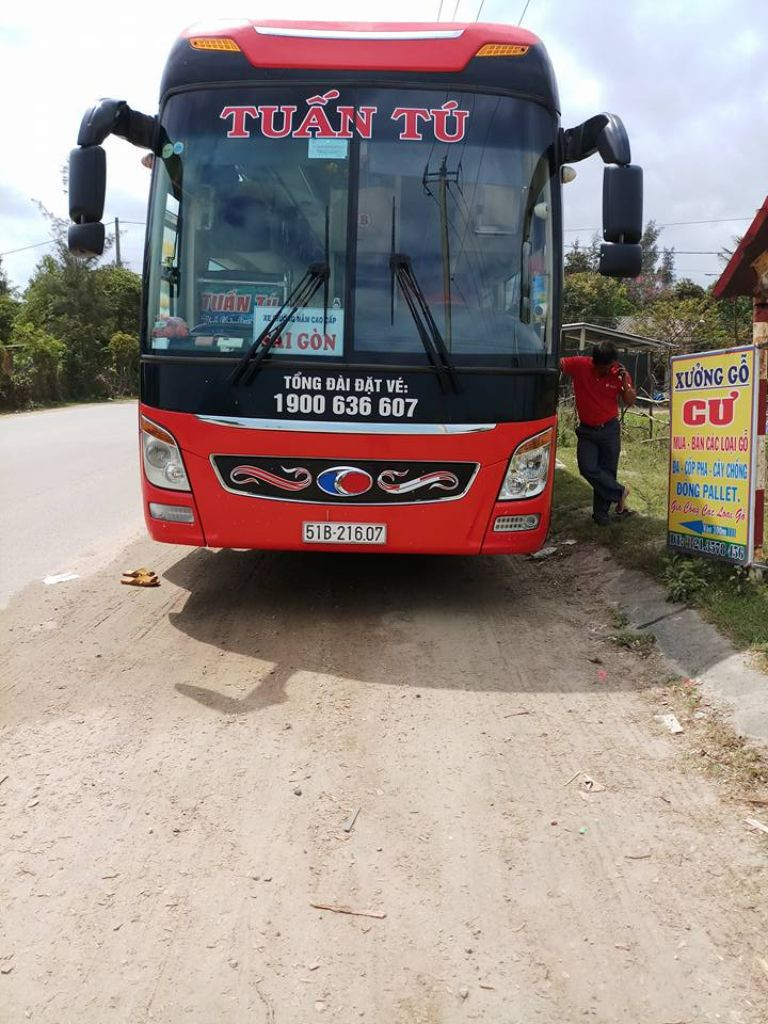 Đội ngũ nhân viên nhà xe Tuấn Tú tư vấn và hỗ trợ hành khách nhiệt tình