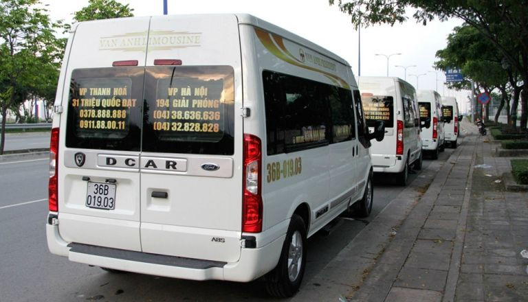 Đội ngũ nhân viên Nhà xe Vân Anh hỗ trợ khách hàng