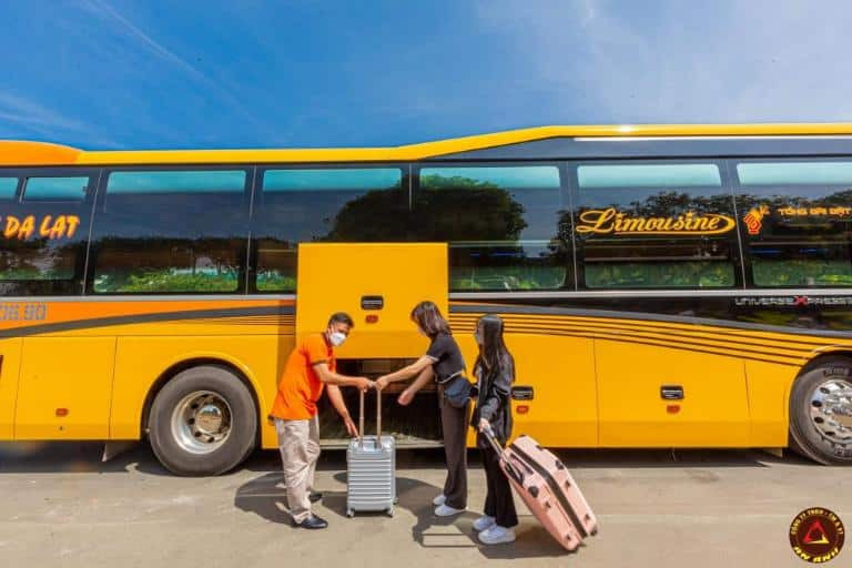 Đội ngũ nhân viên phục vụ chuyên nghiệp trên xe khách An Anh