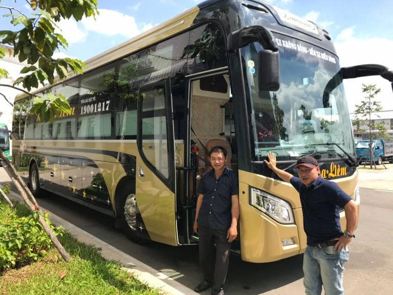 Đội ngũ nhân viên tận tâm hỗ trợ hành khách tại Nhà xe Hoà Liêm