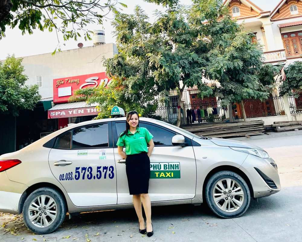 Đội ngũ nhân viên tận tâm và chuyên nghiệp của Taxi Phú Bình Uông Bí