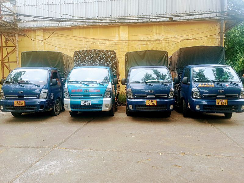 Đội ngũ nhân viên taxi tải Kiến Vàng đang bốc xếp hàng hóa cẩn thận